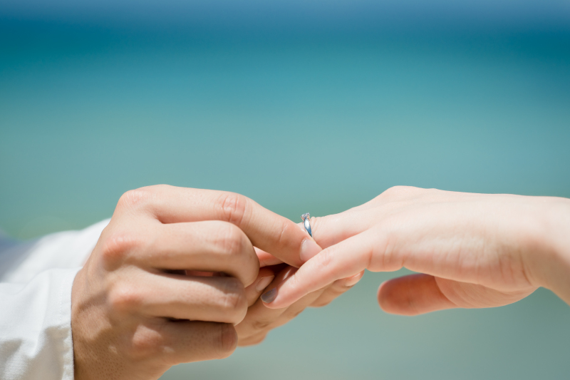ビーチで指輪の交換を