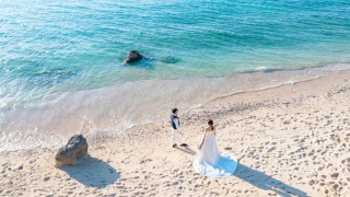 沖縄の青い海をバックに！