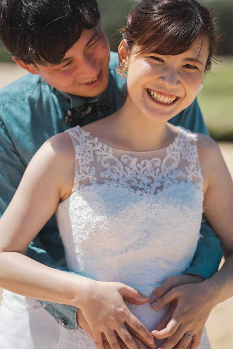 優しくバックハグで