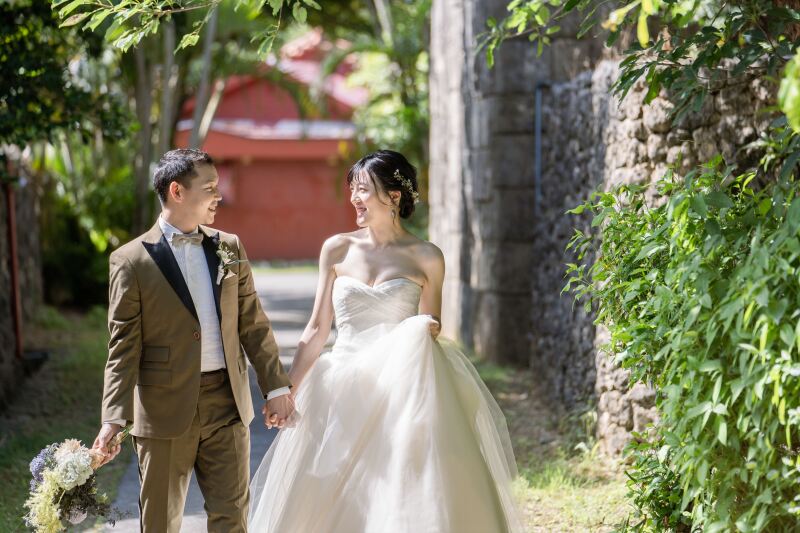 石垣をバックに