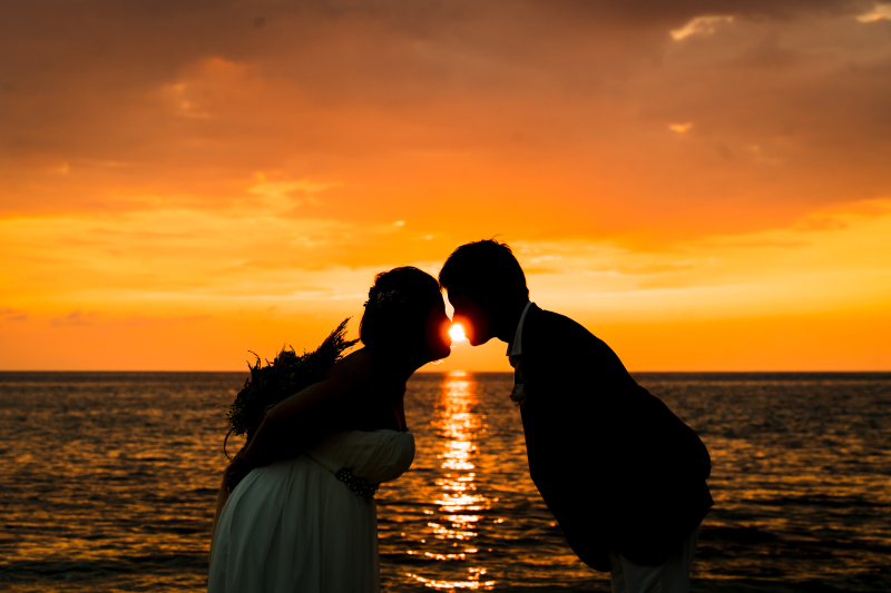 水平線上に沈む朝日と☀