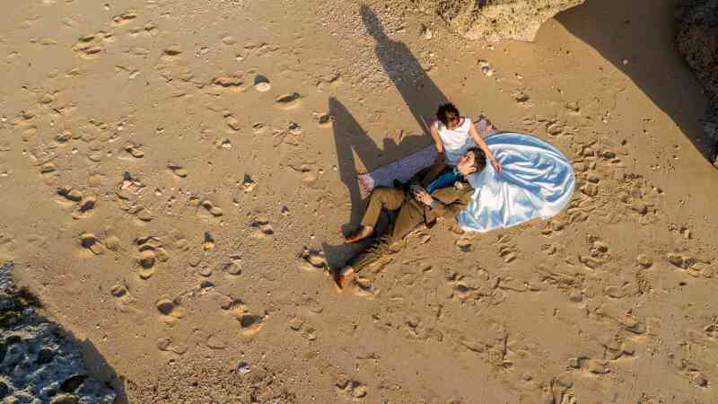 ビーチでひざ枕