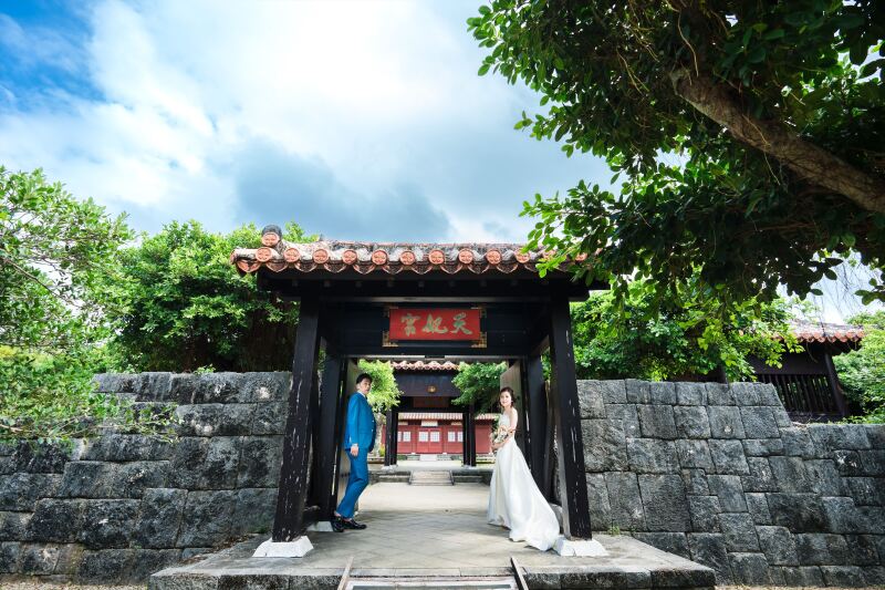 琉球のお城の門で撮影