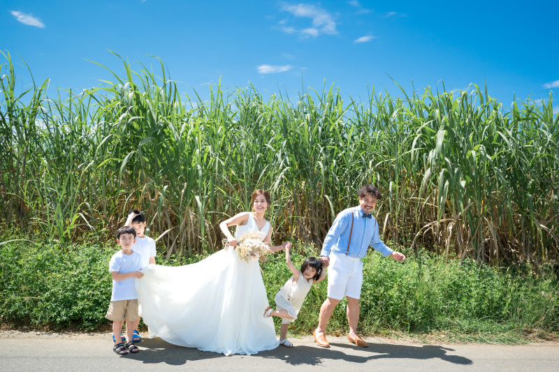 サトウキビ畑の前で