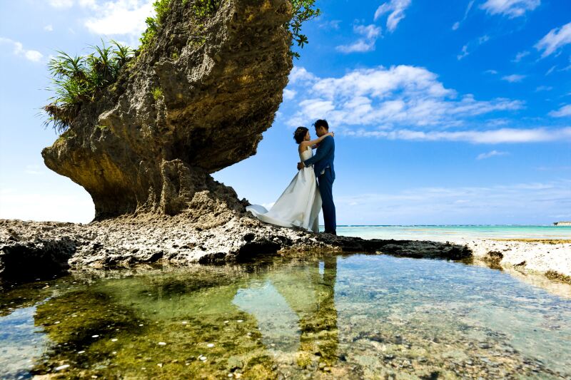 奇岩のショットでは水辺にもお二人の姿が