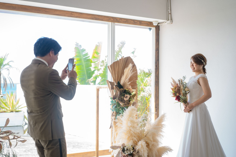 素敵な姿に新郎様もスマホでパシャリ