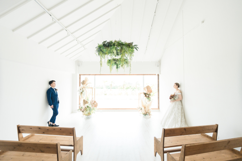 白が映えるチャペルで