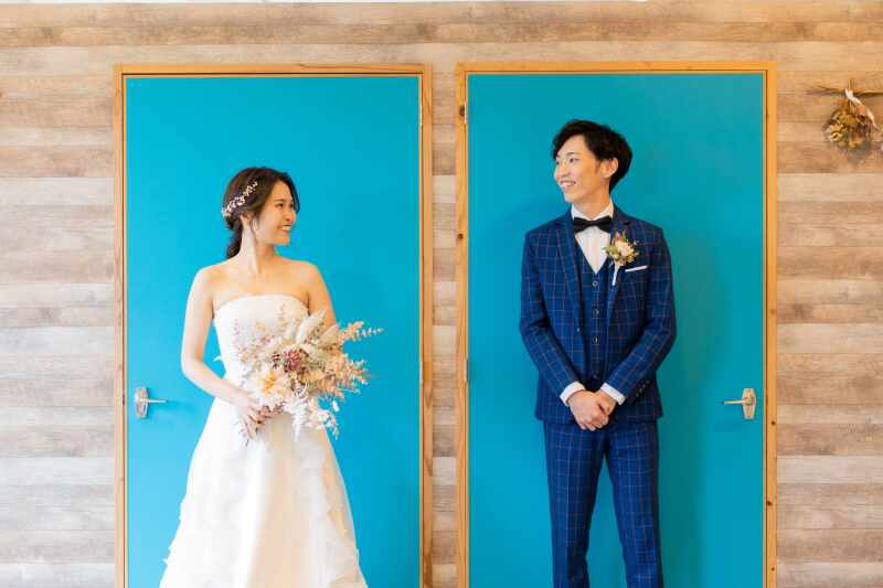 鮮やかなブルーの扉の前で