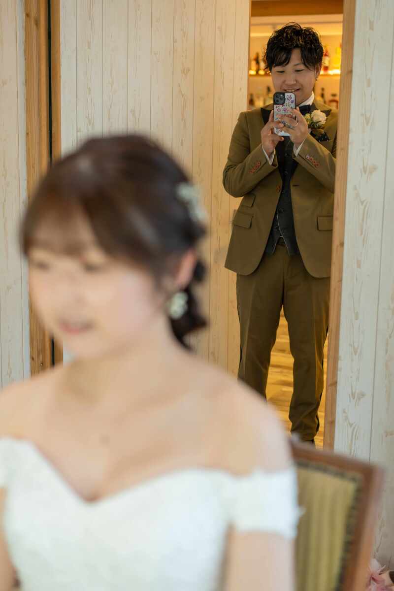 後ろからもしっかり撮ってニコニコの新郎様。