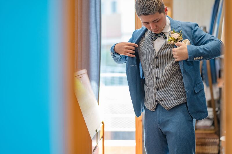 グルームルームでは新郎様もお支度完了