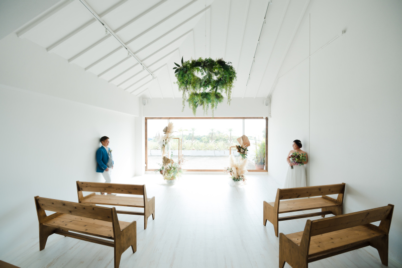 温かみのある白のチャペル＊