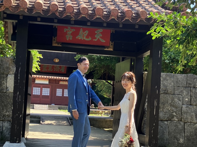 沖縄を感じる赤瓦の門扉