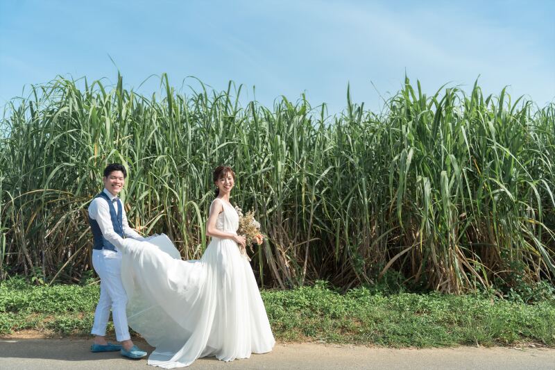 沖縄のサトウキビ畑の前で楽しく♪