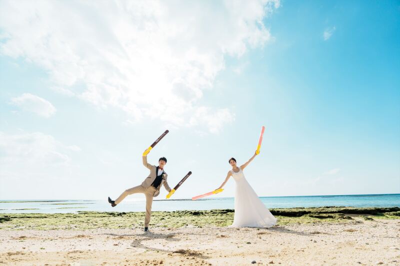 おふたりは手に何をもっているのかな?