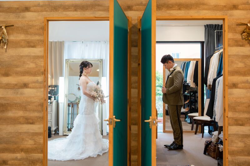 壁を隔ててそれぞれのお部屋でお支度を