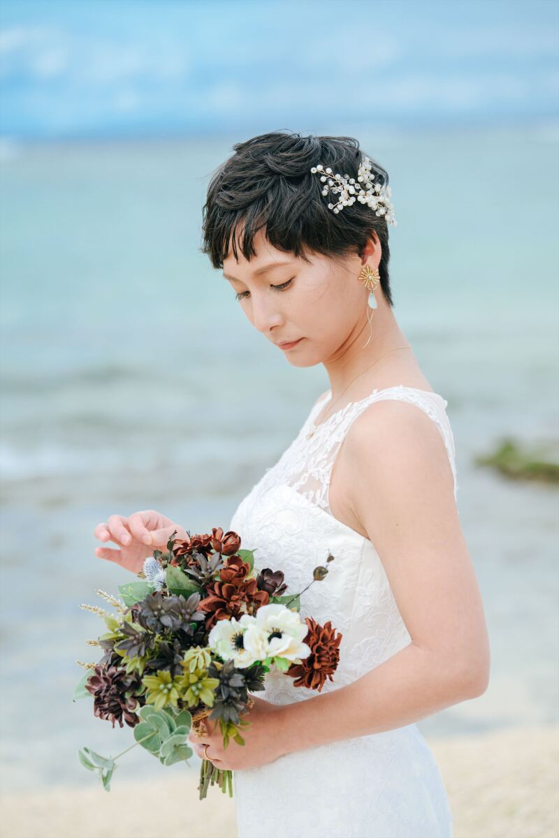 少し下を向いて大人っぽいソロショットです