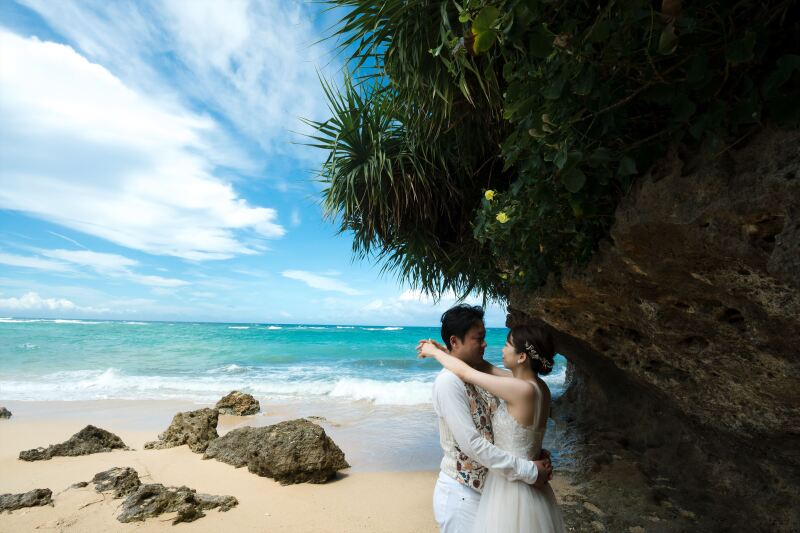 沖縄の青い空と海と岩