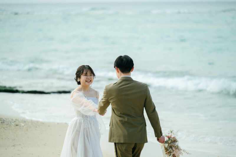 白い砂浜、青い海を見ながらお散歩シーン♪