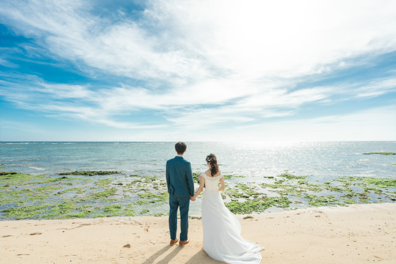 澄み渡る空と海とふたりと
