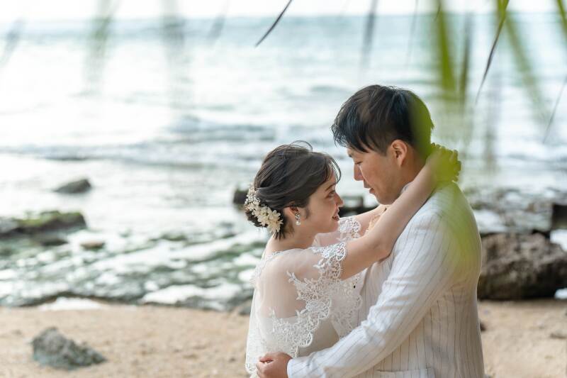 透明感ある海をバックに見つめ合うおふたり♡