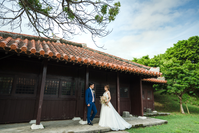 琉球古民家をバックに