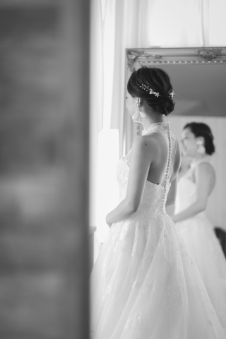 前からの写真が多く撮られますが、後ろ姿や斜めからの姿もドレスやヘアーが素敵に見えるので、自然な仕草と一緒に新婦さんの魅力や表情を残すようにしています。