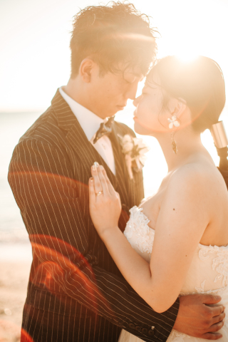 サンセット撮影では、夕陽の温かな光を考えながらふたりの特別な瞬間をドラマチックに演出します。太陽が沈みゆく時間帯に、柔らかな光がふたりを包み込み、幻想的な雰囲気の中に心に残る美しい写真を撮影できます。