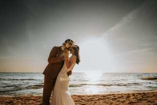 プライベート感あるビーチで、夕日をバックにこの日の思い出を残すことができます。