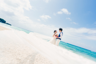 さわやかに駆け抜ける海風とともに。ヴェールが靡く繊細なラインを表現したかった1枚。白と青を基調とした沖縄ならではの魅せ方。