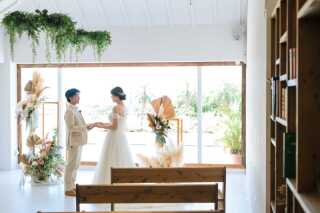 1組完全貸切のスタジオ内にあるチャペルでは、ふたりだけで結婚の証を残すことができます。