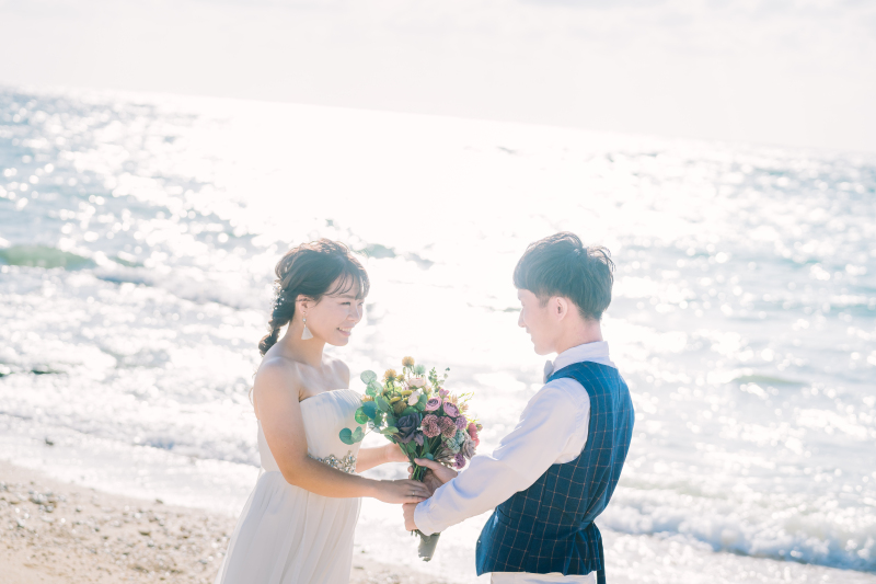 キラキラと輝く水面をバックに、明るくて優しい雰囲気が伝わる1枚。自然な声がけで、普段のおふたりの人柄が伝わるようサポートします。