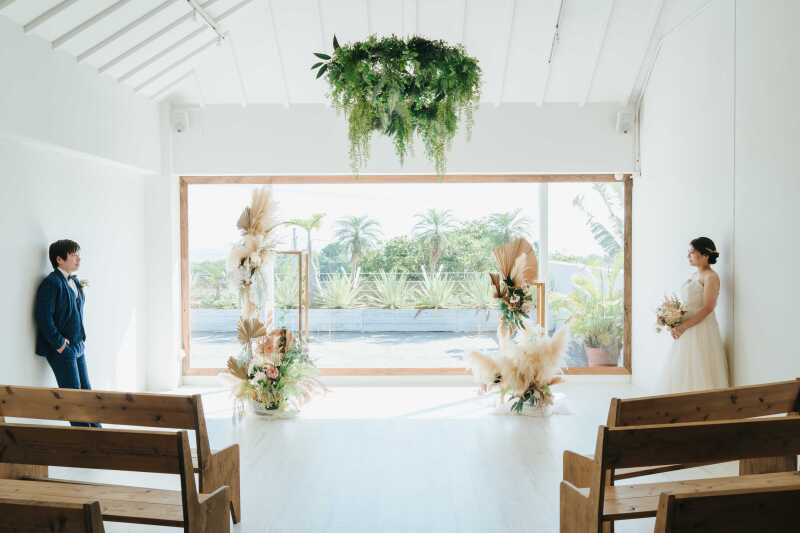 光が差し込むシエロの独立型チャペルで撮影の始まり。