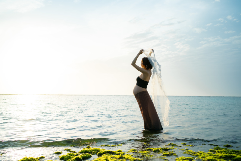 タニティの方もこの日限りの一枚を。新郎新婦だけではなく、沖縄撮影を希望される方には、どのような場所でどのような写真を残したいのかも相談可能です。