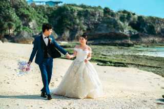 チャペルを出たあとはビーチでリラックスして撮影。作りすぎないいつものふたりらしさを大切にしています！