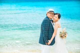 爽やかな笑顔と沖縄の海のコントラストがきれいな1枚。