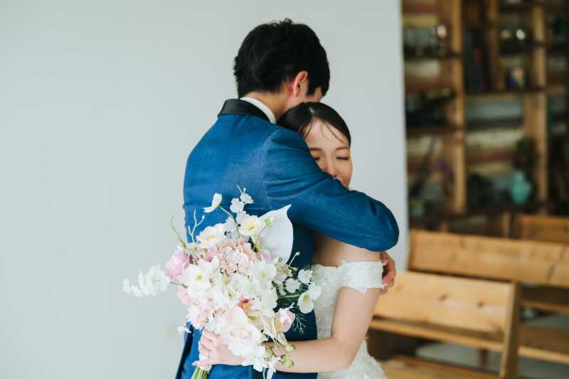 チャペルでのファーストミートでは、この日を迎えた喜びを自然体で分かち合う姿が。ただの撮影ではなく、ずっと心に残り続ける思い出になるように。