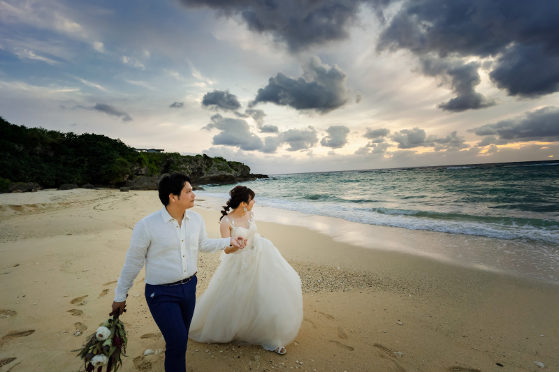 ふたりで歩く夕暮れの浜辺はなんだか特別なものに。ロマンティックな雰囲気を醸し出すのも私の得意なジャンルです！エモさを追求しましょう！