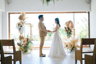 チャペルでは結婚した実感を感じる写真を。結婚式はせずに写真撮影だけという方にも喜ばれています。