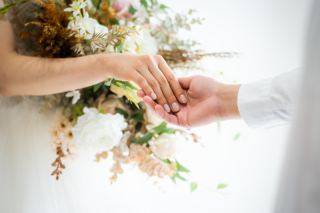 ふたりの絆が深まる瞬間を、柔らかな光と繊細な構図で丁寧に表現しました。ブーケの彩りと、手から伝わる温もりもいつまでも思い出せるようにを願いを込めて。一生忘れられない感動を、美しい一枚に仕上げました。