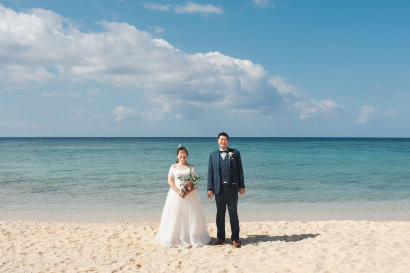 沖縄の青い空と海、白い砂浜と大自然の前にシンプルでいるだけでも自然と笑顔になりますし、リラックスしているお二人の表情が伝わります。