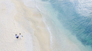 沖縄の雄大な自然だからできるドローンで、まるで映画のワンシーンのように、ふたりだけの特別な瞬間がドラマティックに彩りました。周辺に人が入らないプライベート感あるビーチだからこそ、叶えられる1枚です。