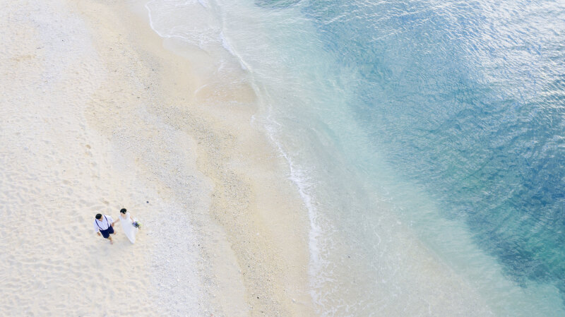沖縄の雄大な自然だからできるドローンで、まるで映画のワンシーンのように、ふたりだけの特別な瞬間がドラマティックに彩りました。周辺に人が入らないプライベート感あるビーチだからこそ、叶えられる1枚です。