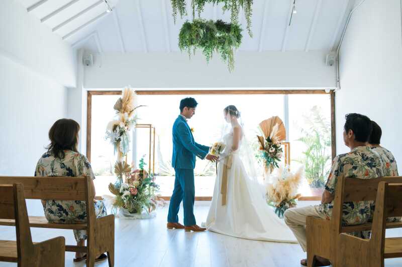 【12⽉限定*チャペル撮影プラン】気温や天候に左右されずに沖縄で夫婦の思い出を残せる!40カットで家族連れでもOK★