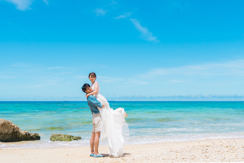 【シエロの定番✨ドローン空撮付】OKINAWAベーシックプラン★ビーチ&チャペル・150カット・ヘアメイク&ウェディングドレス込