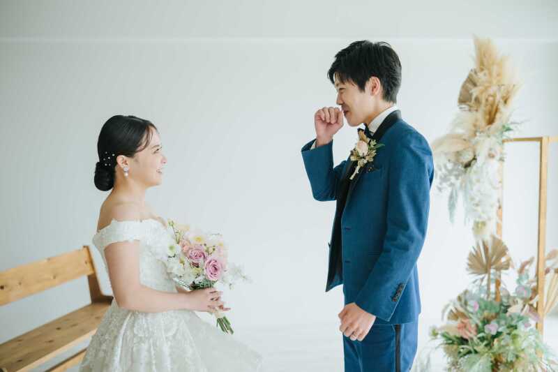 【12⽉限定*チャペル撮影プラン】気温や天候に左右されずに沖縄で夫婦の思い出を残せる!40カットで家族連れでもOK★