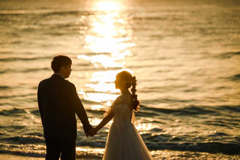 【3⽉〜5⽉撮影限定！春の沖縄を満喫！】春得サンセットプラン☆ビーチ＆チャペル＆サンセット・150カッ ト・ヘアメイク・⾐装込み