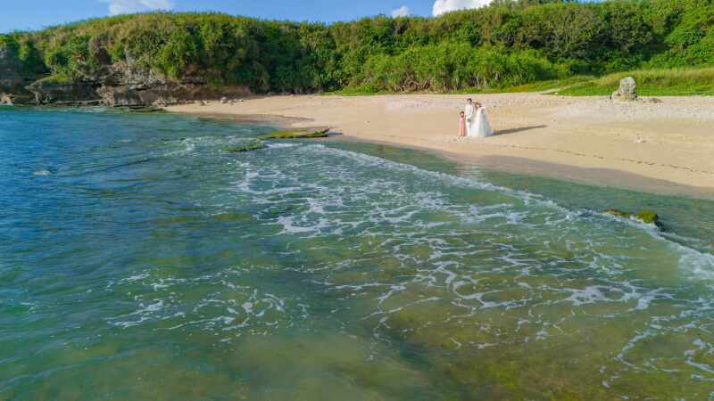 【沖縄を感じるドローンフォトプラン★】フォト120カット&ドローン10カット / ビーチ&チャペル・ヘアメイク&ドレス込み☆