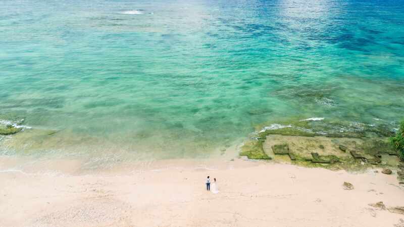 【沖縄を感じるドローンフォトプラン★】フォト120カット&ドローン10カット / ビーチ&チャペル・ヘアメイク&ドレス込み☆