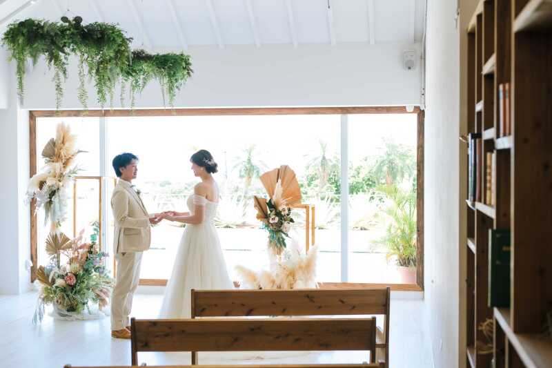 【12⽉限定*チャペル撮影プラン】気温や天候に左右されずに沖縄で夫婦の思い出を残せる!40カットで家族連れでもOK★