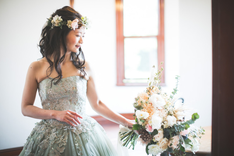 くすみグリーンのお洒落なドレスで